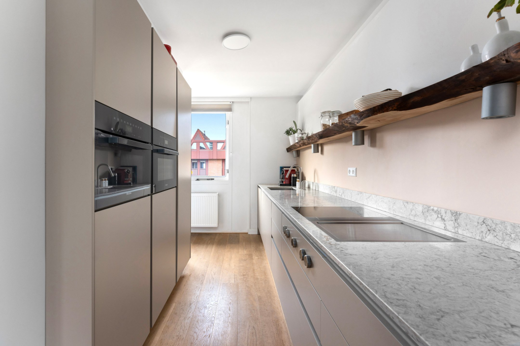 Moderne keuken gebouwd en geïnstalleerd door Bouwvorm: compleet interieurontwerp met functioneel design