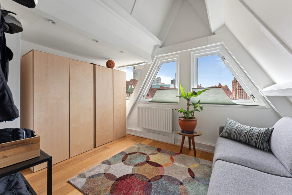 Gerenoveerde woning met nieuw puntdakontwerp en modern interieur door Bouwvorm