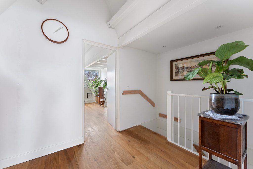 Overloop bovenwoning met modern design: functionele ruimteindeling en architectonisch ontwerp door Bouwvorm