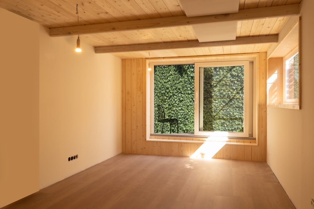 Kelderrenovatie in Heerlen met strategische lichtinval: heldere ruimte door moderne verlichting en afwerking