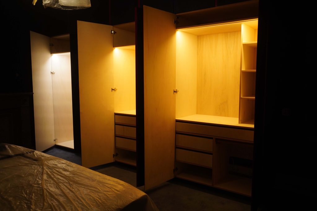Maatwerkkast met geïntegreerde verlichting: modern kastenontwerp met LED-verlichting door Bouwvorm