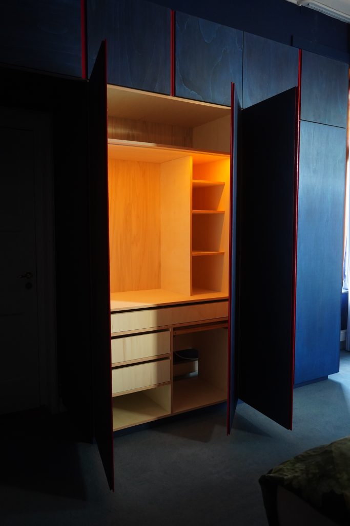 Maatwerk slaapkamerkast met modern design voor optimale ruimtebenutting