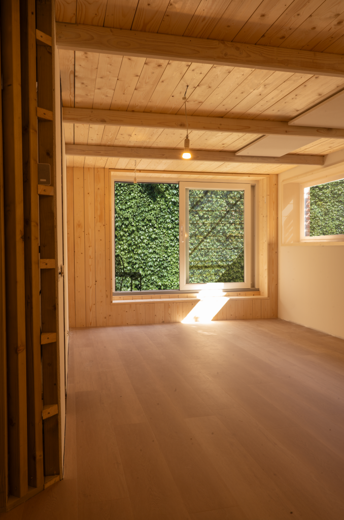 Gerenoveerde kelder onder bestaande woning in Heerlen: van vochtige ruimte naar comfortabele leefruimte met verlichting, isolatie en multifunctioneel design